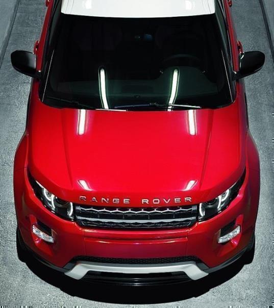 Viel Dynamik im Evoque: Auch hier fehlt der typische flache und breite Range Rover-Grill nicht.